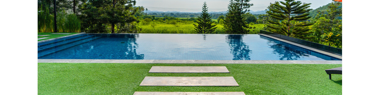 Gazon synthétique tour de piscine antidérapant